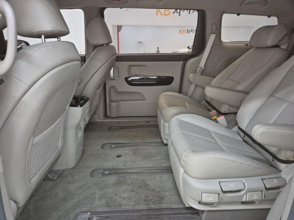KIA Carnival - Vista 12