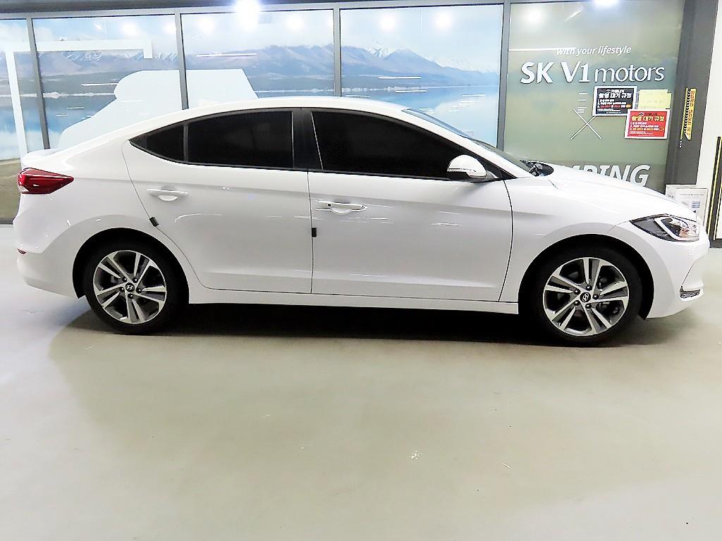 HYUNDAI Avante - Vista 3