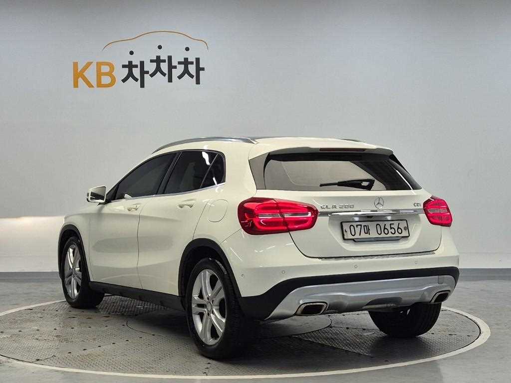 Mercedes Benz GLA Class - Vista 2