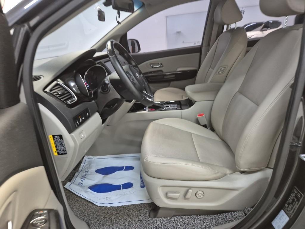 KIA Carnival - Vista 11