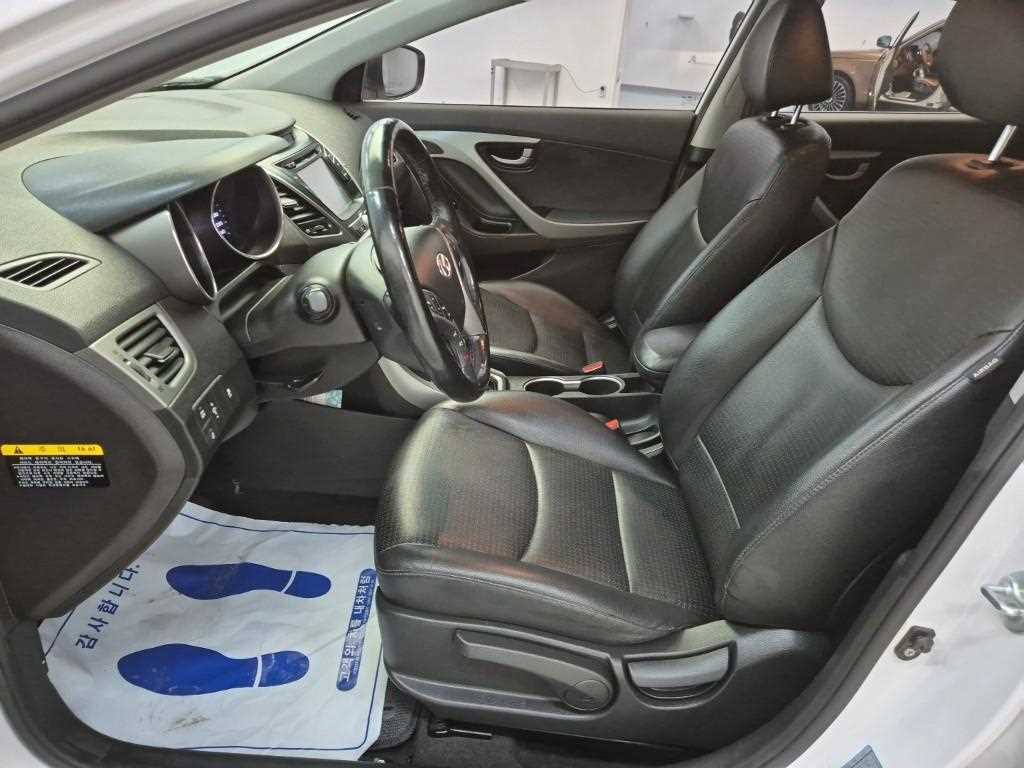 HYUNDAI Avante - Vista 11