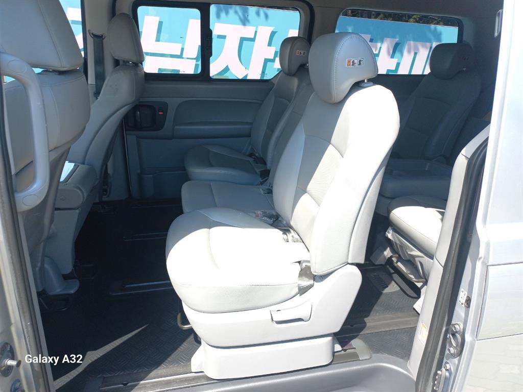 HYUNDAI Starex - Vista 6