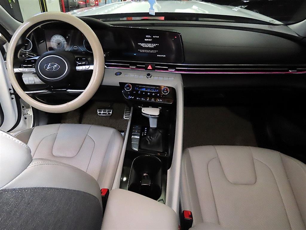 HYUNDAI Avante - Vista 10