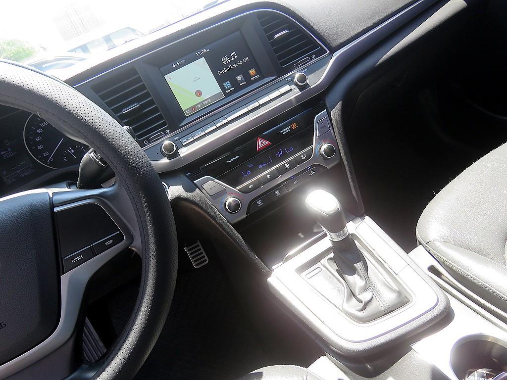 HYUNDAI Avante - Vista 9