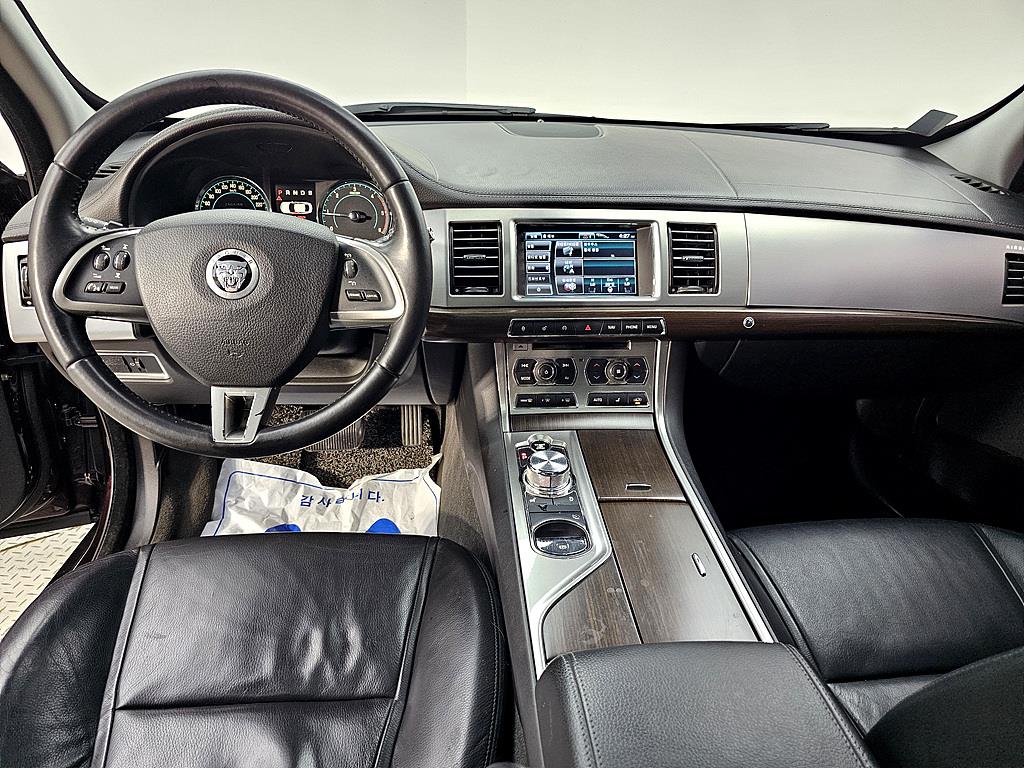 Jaguar XF - Vista 5