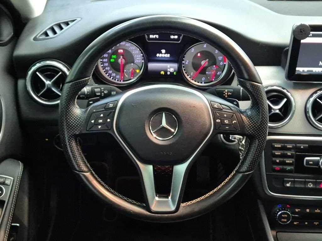 Mercedes Benz GLA Class - Vista 9