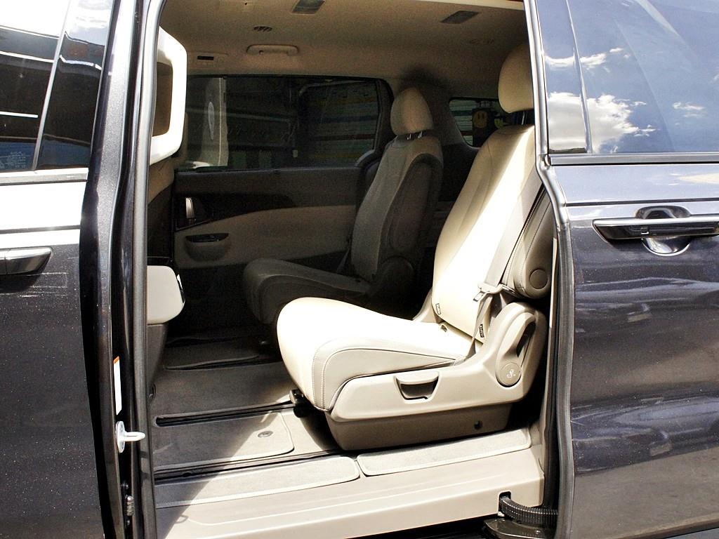 KIA Carnival - Vista 11