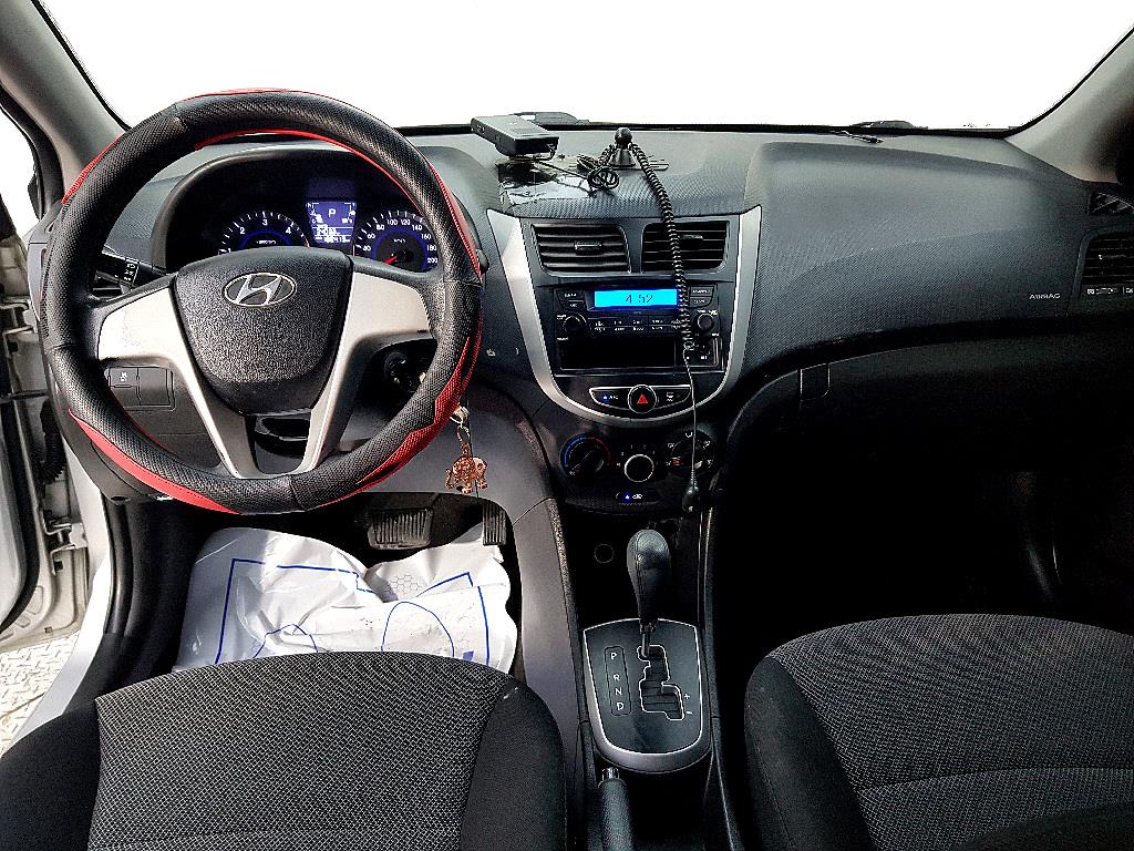 HYUNDAI Accent - Vista 5