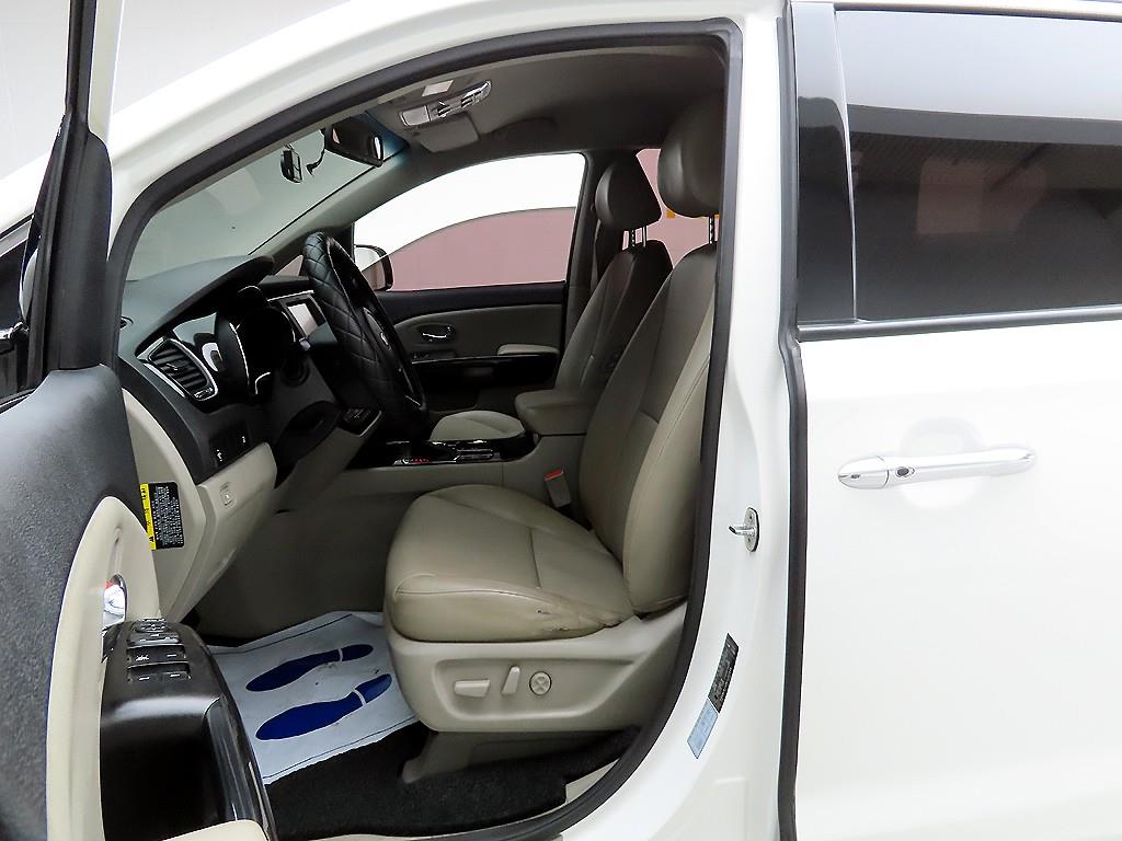 KIA Carnival - Vista 12