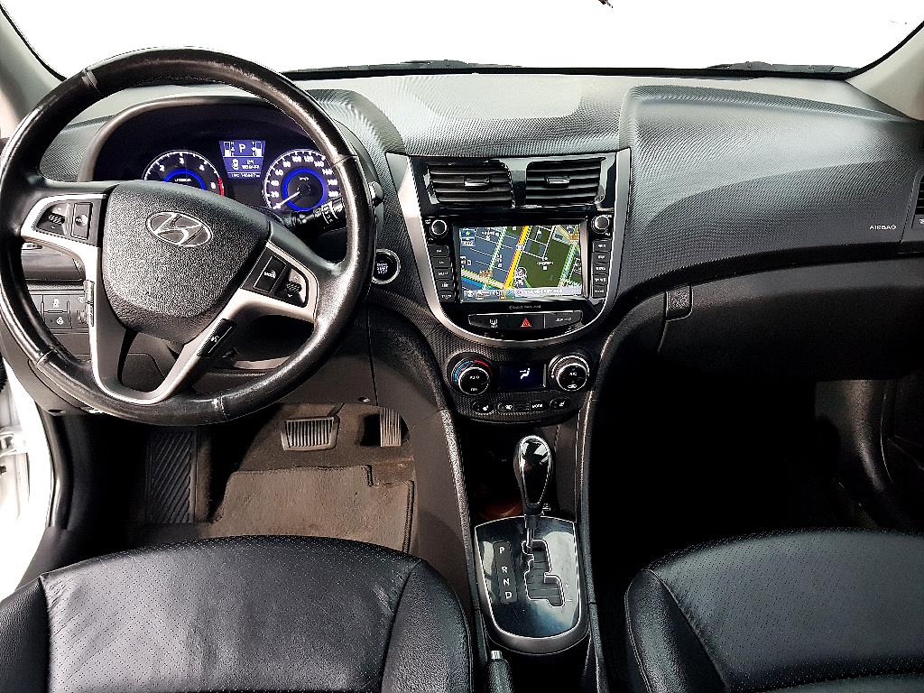 HYUNDAI Accent - Vista 5