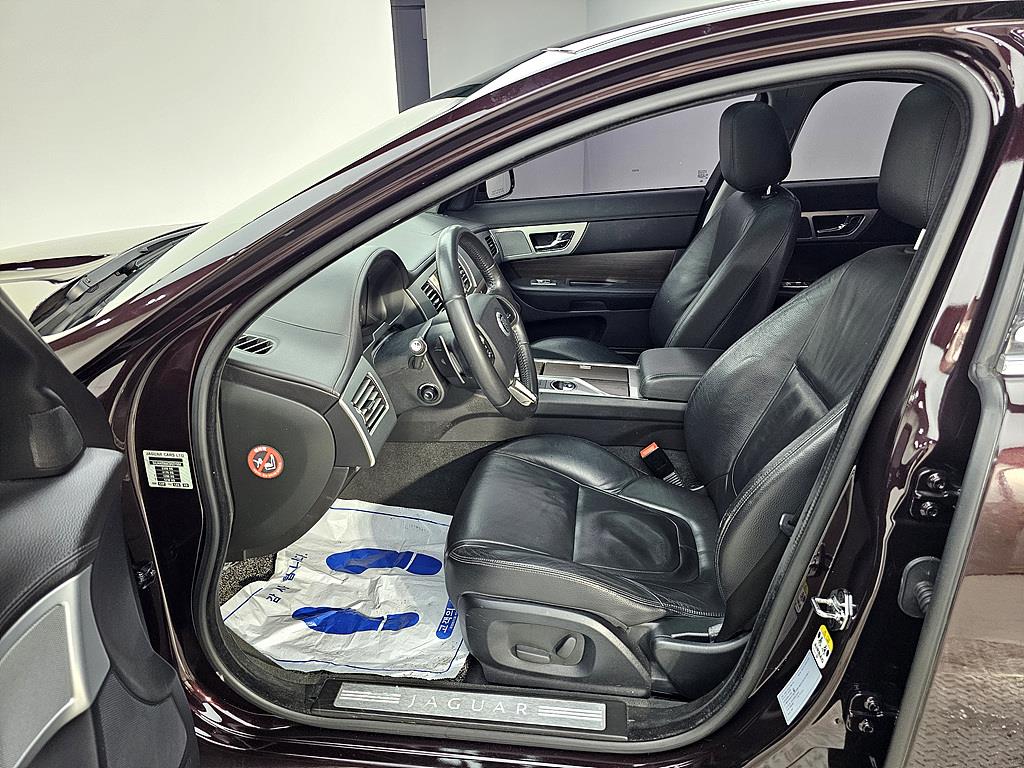 Jaguar XF - Vista 8