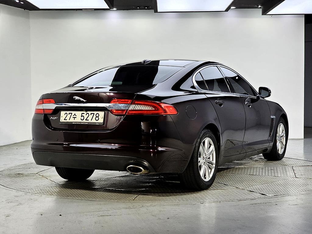 Jaguar XF - Vista 4