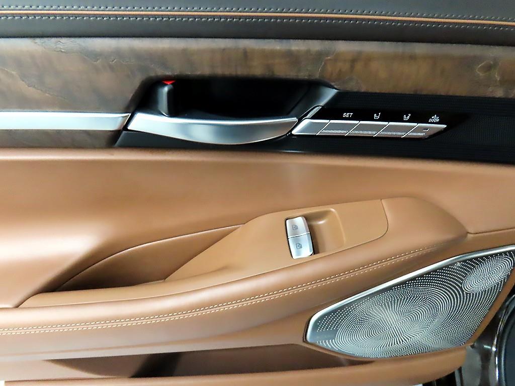 Genesis G90 - Vista 12