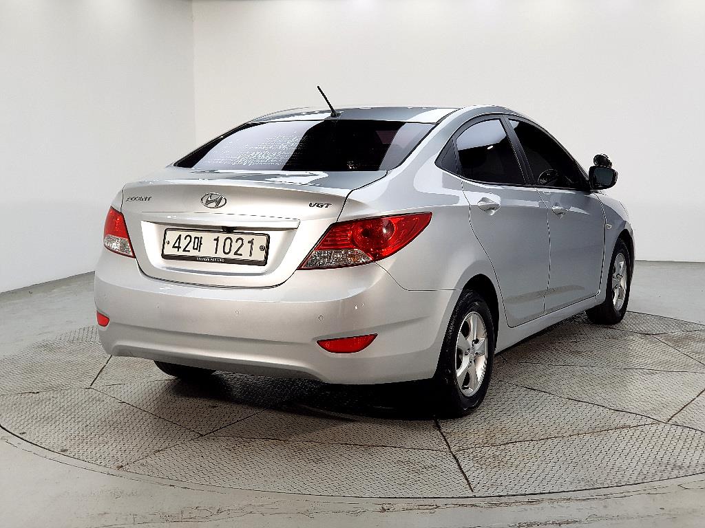 HYUNDAI Accent - Vista 4