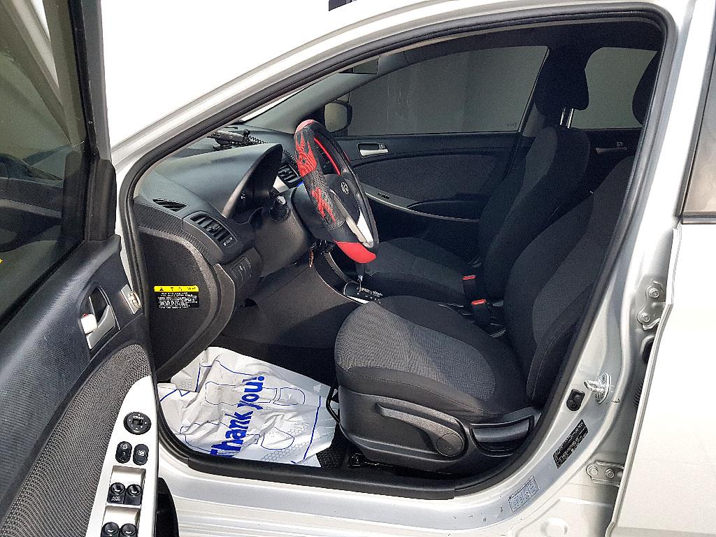 HYUNDAI Accent - Vista 8