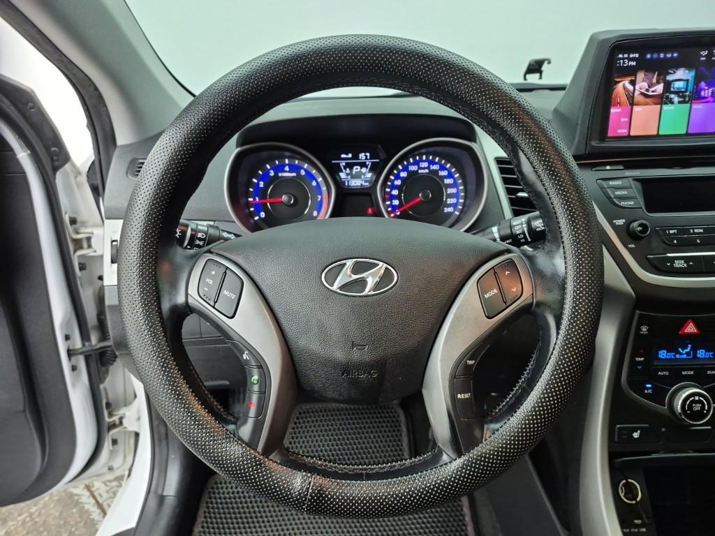 HYUNDAI Avante - Vista 9