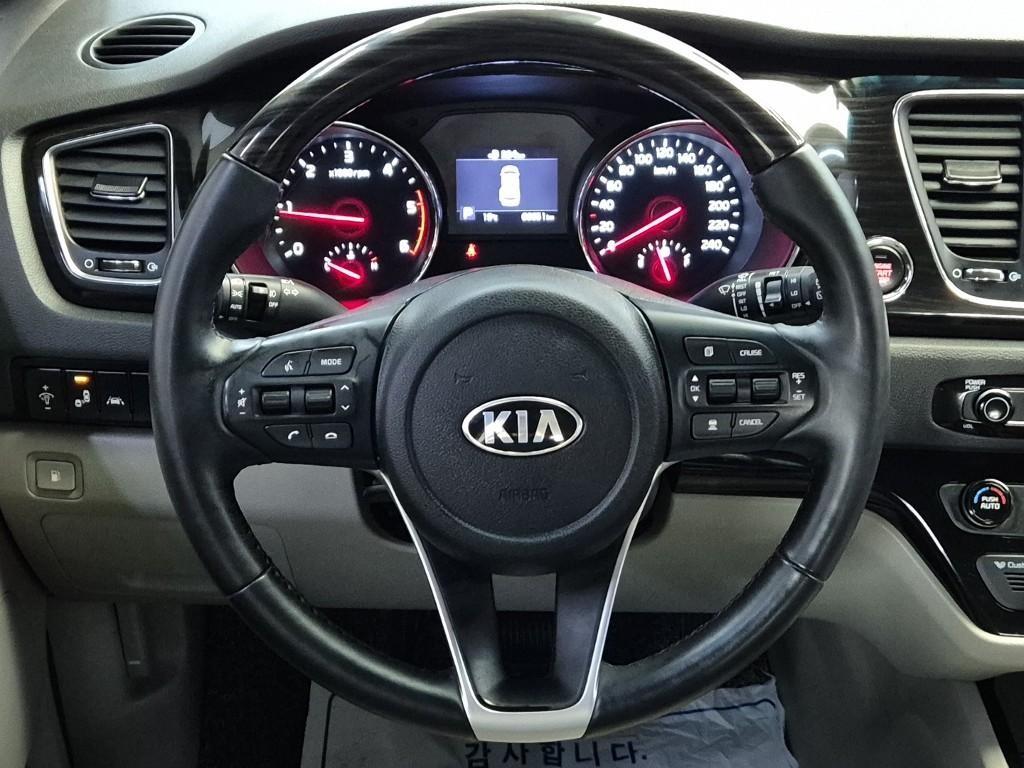KIA Carnival - Vista 9