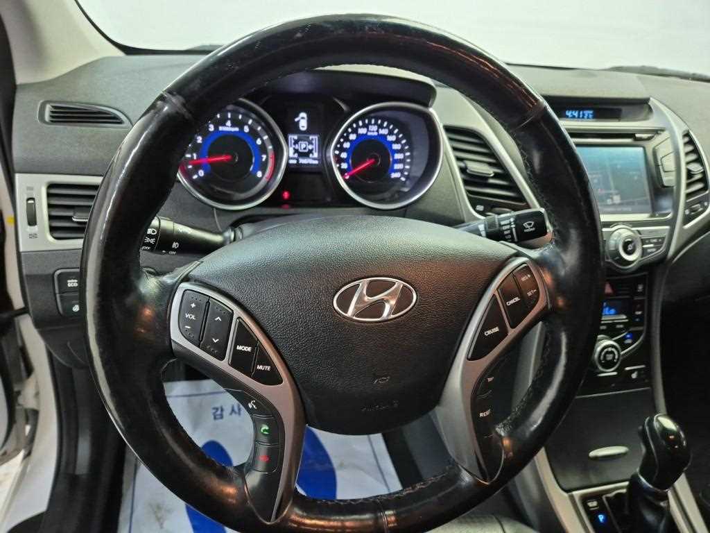HYUNDAI Avante - Vista 9