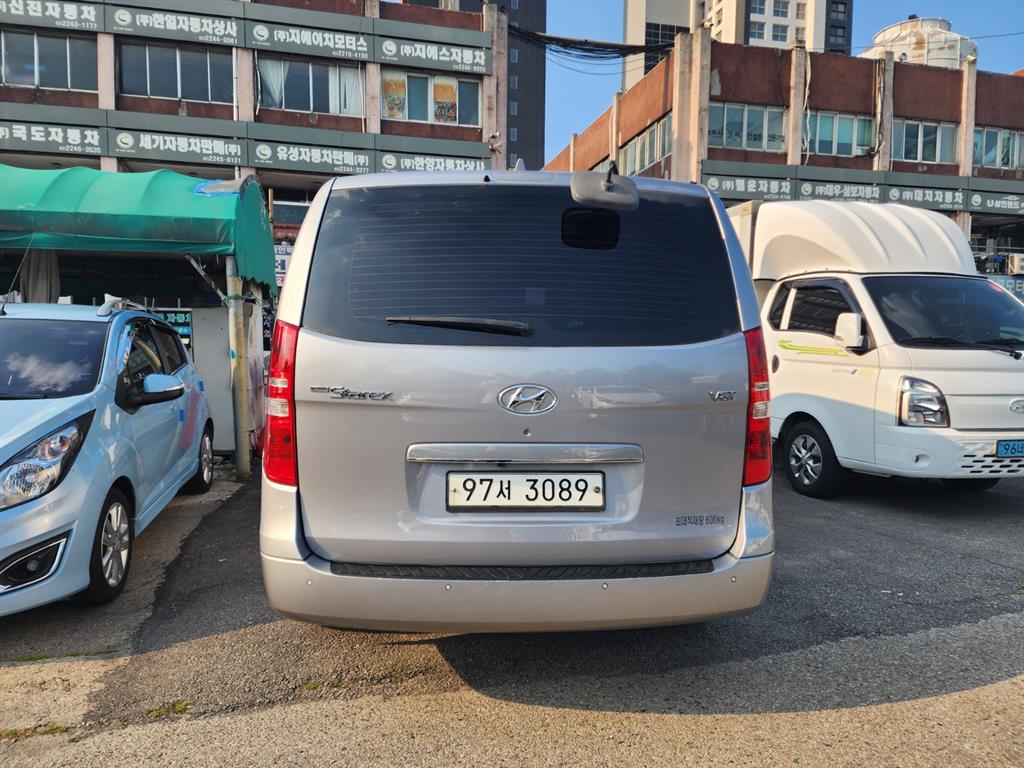 HYUNDAI Starex - Vista 3
