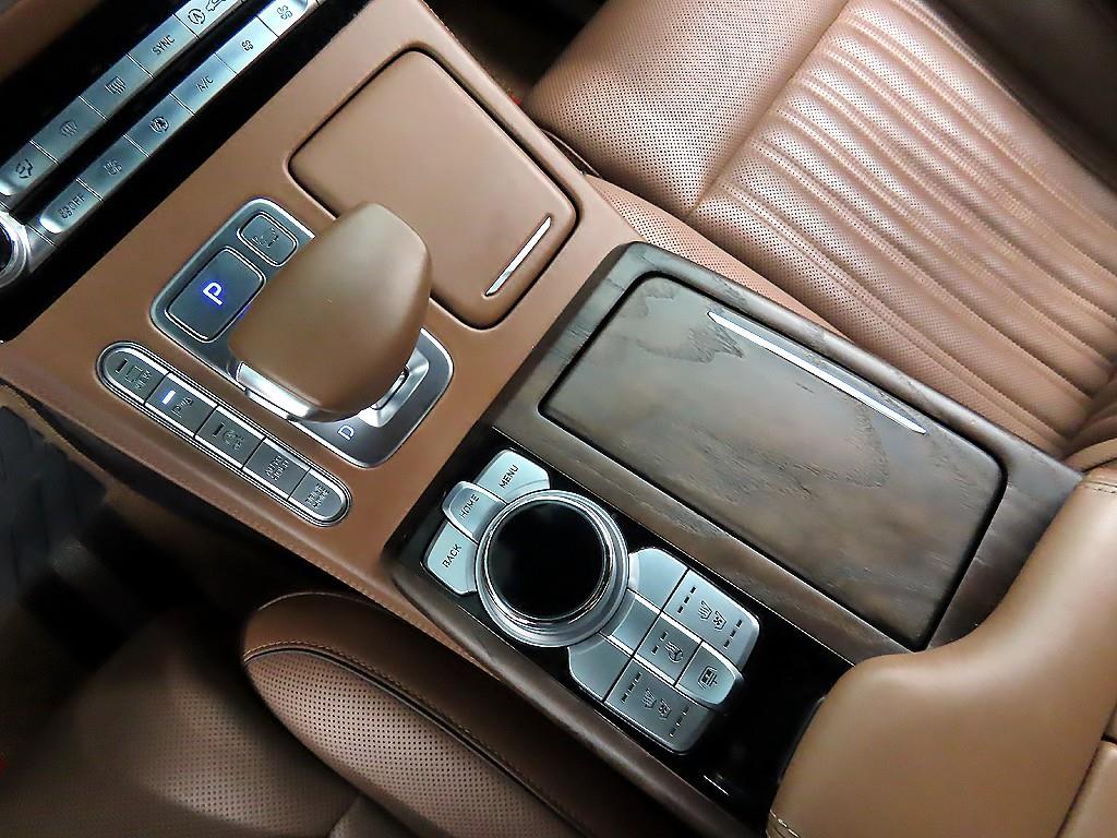 Genesis G90 - Vista 10