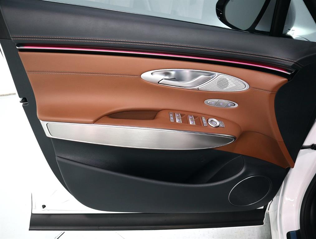 Genesis GV70 - Vista 8