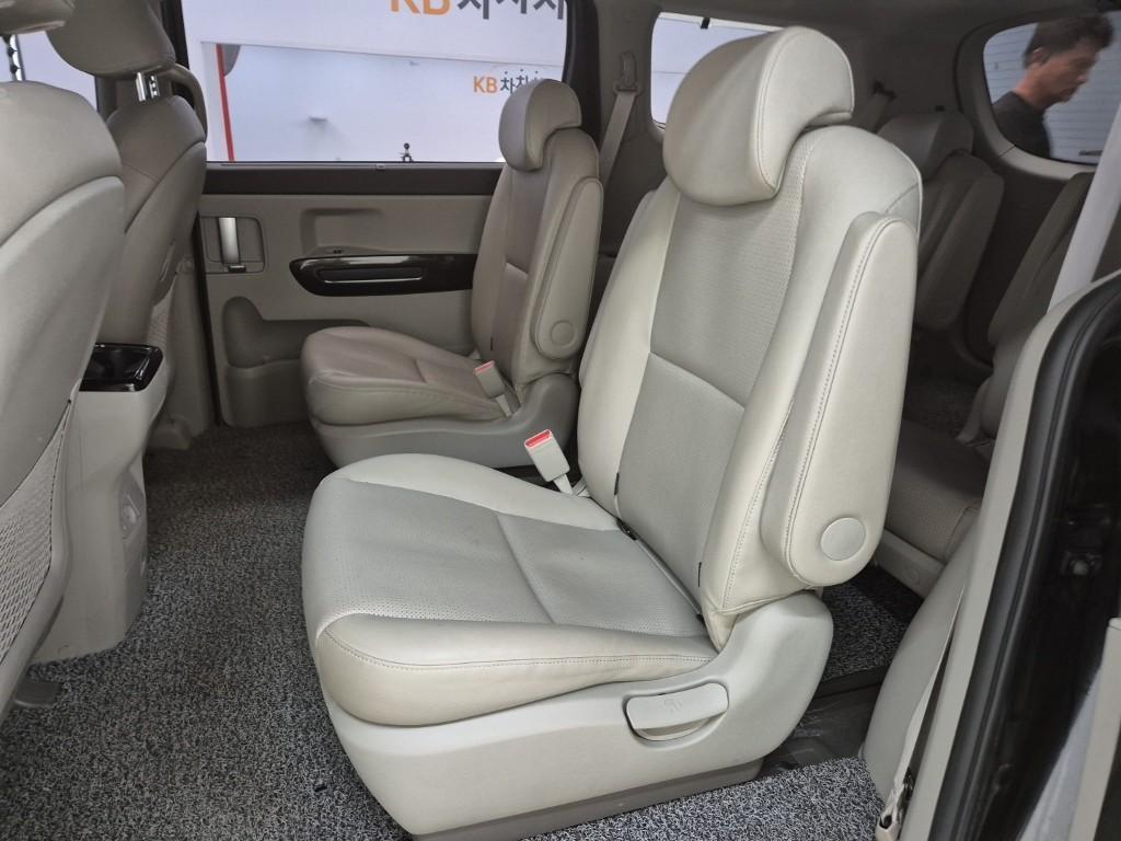 KIA Carnival - Vista 12