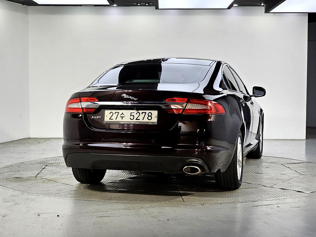 Jaguar XF - Vista 3