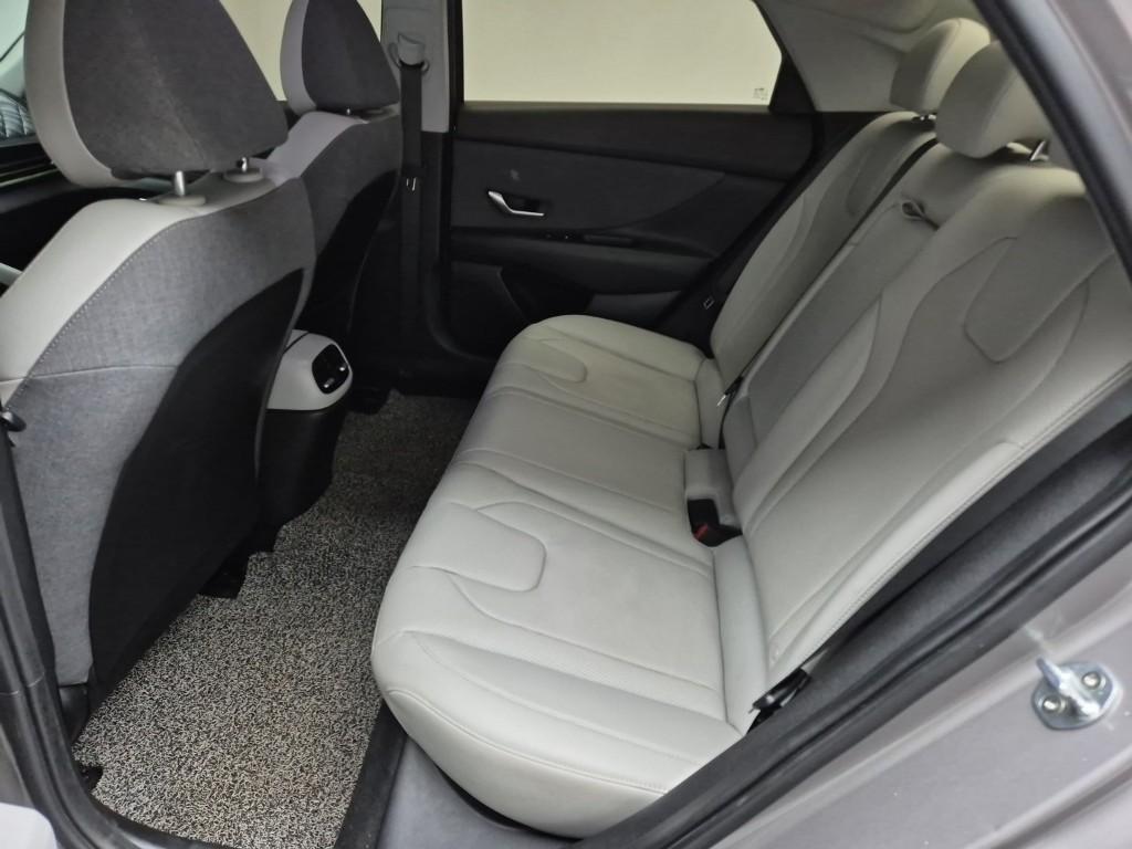 HYUNDAI Avante - Vista 12