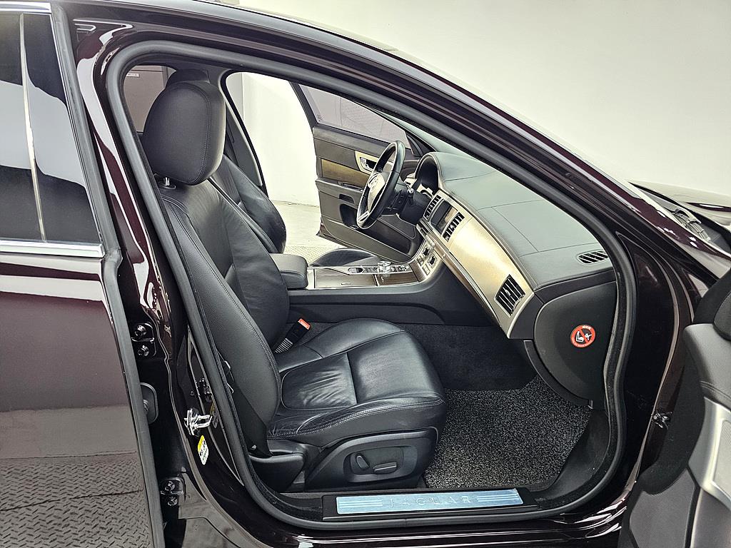 Jaguar XF - Vista 11