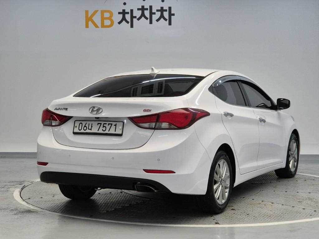 HYUNDAI Avante - Vista 3