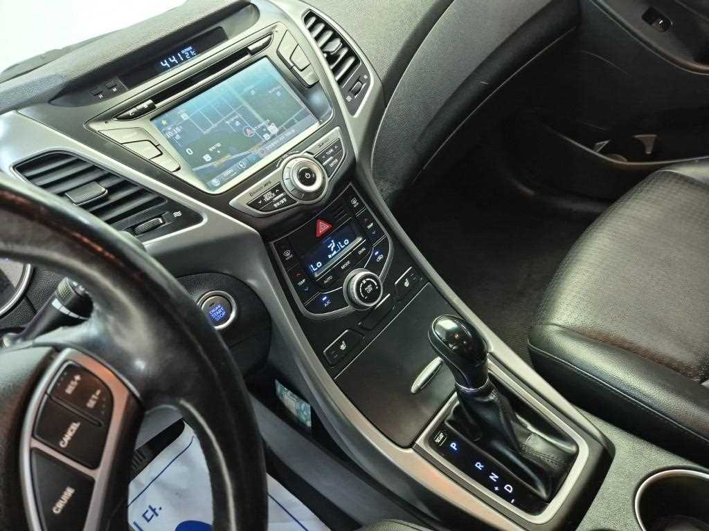 HYUNDAI Avante - Vista 10