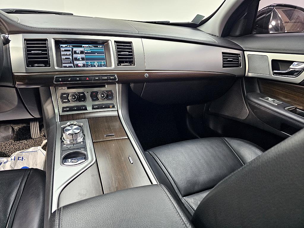 Jaguar XF - Vista 10
