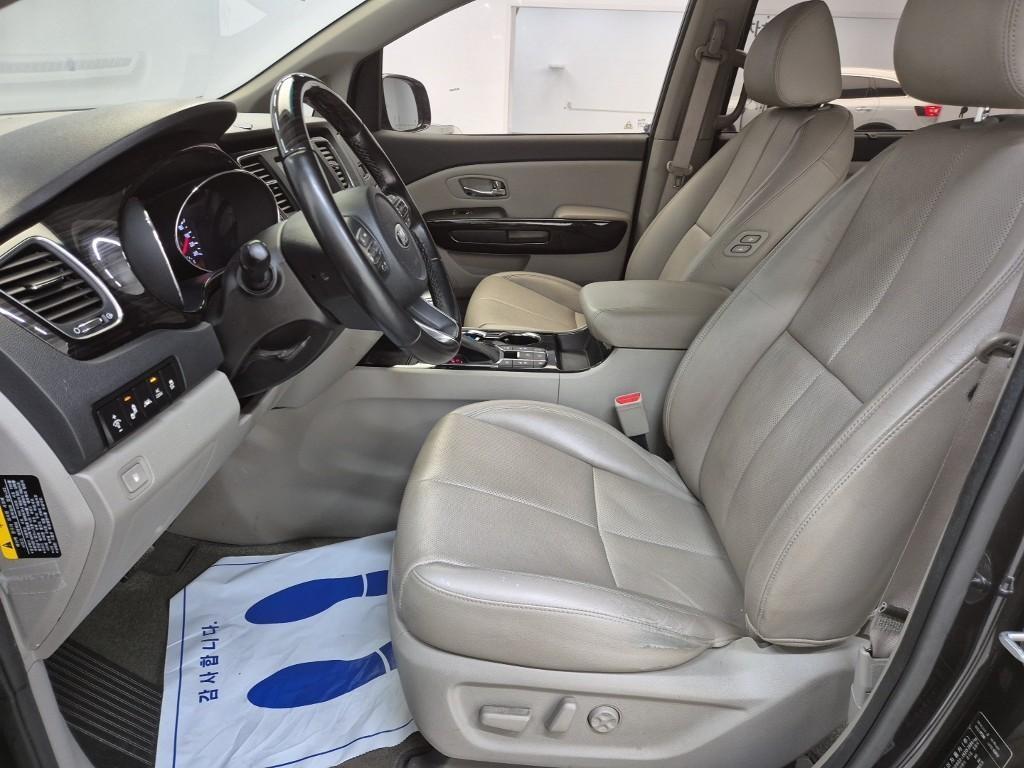 KIA Carnival - Vista 11