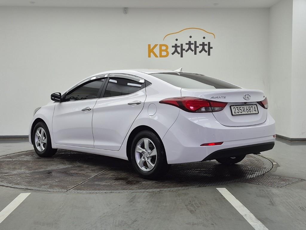 HYUNDAI Avante - Vista 3