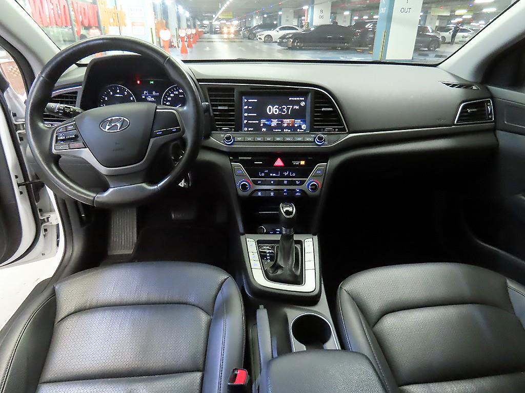 HYUNDAI Avante - Vista 10