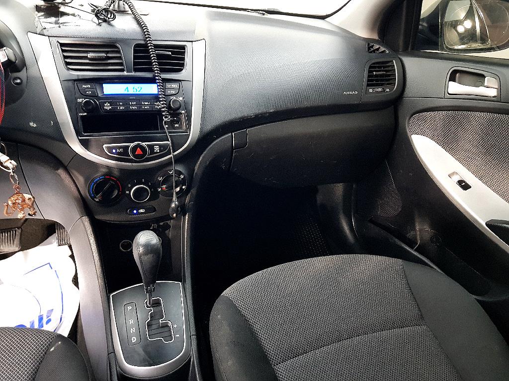 HYUNDAI Accent - Vista 10