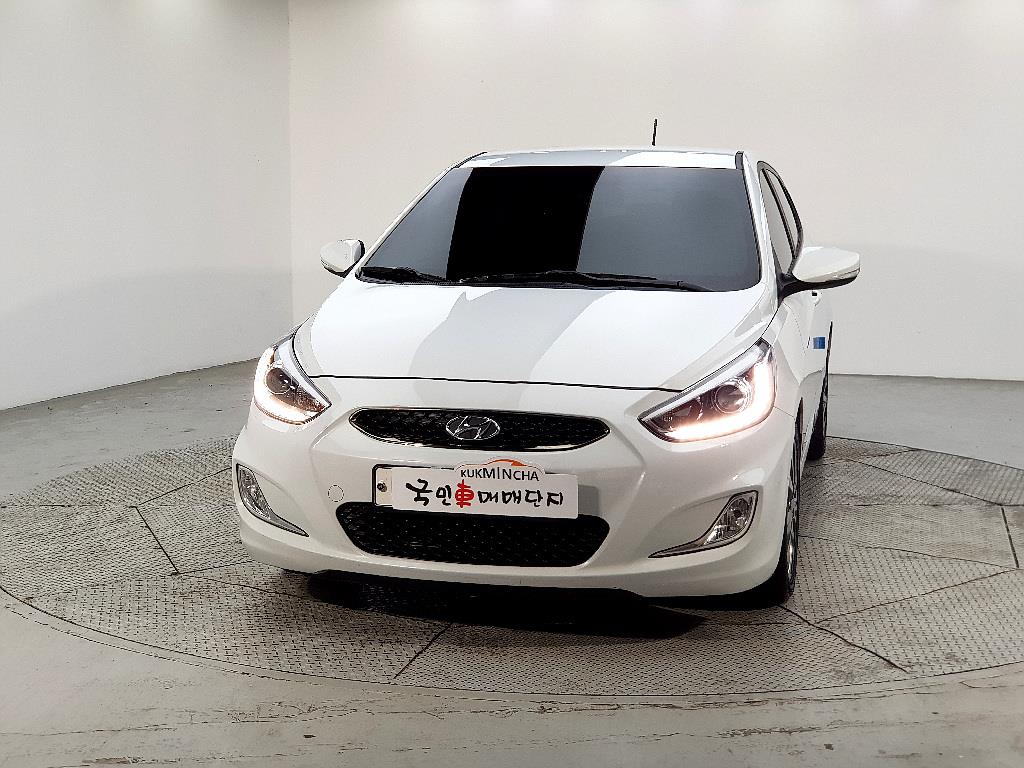 HYUNDAI Accent - Vista 2