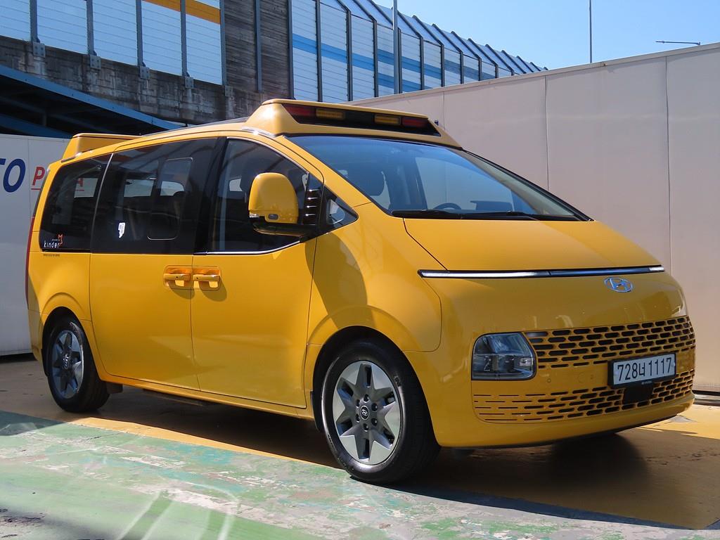 HYUNDAI Staria 2023 Amarillo - Importación desde Corea - HF Imports Iquique - Foto 1