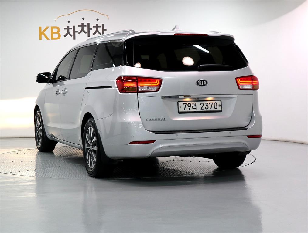 KIA Carnival - Vista 4