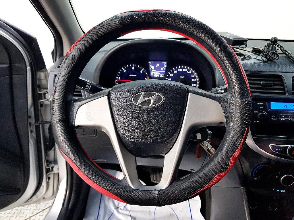 HYUNDAI Accent - Vista 12