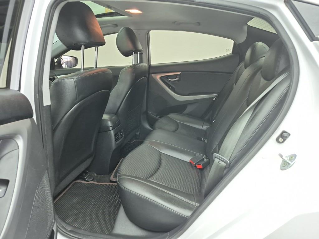 HYUNDAI Avante - Vista 12