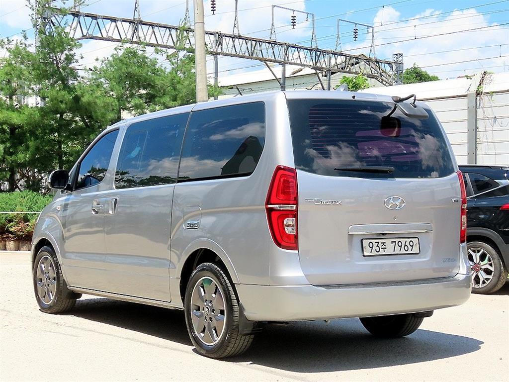 HYUNDAI Starex - Vista 3