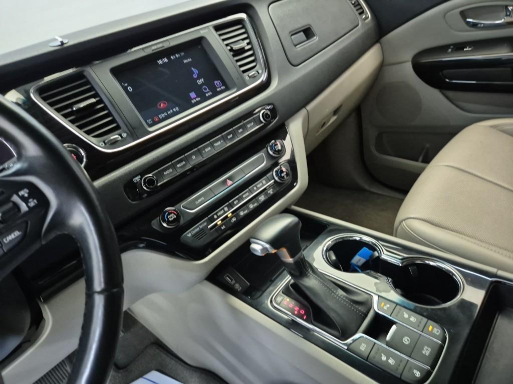 KIA Carnival - Vista 10