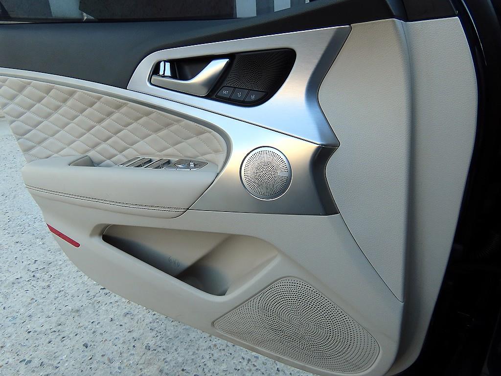 Genesis G70 - Vista 12