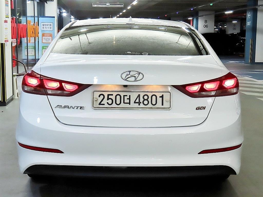 HYUNDAI Avante - Vista 5