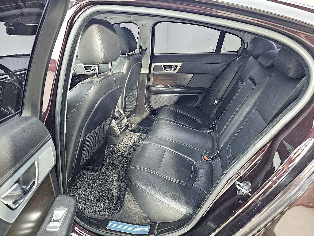 Jaguar XF - Vista 9