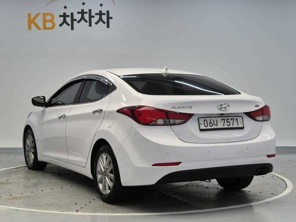 HYUNDAI Avante - Vista 2