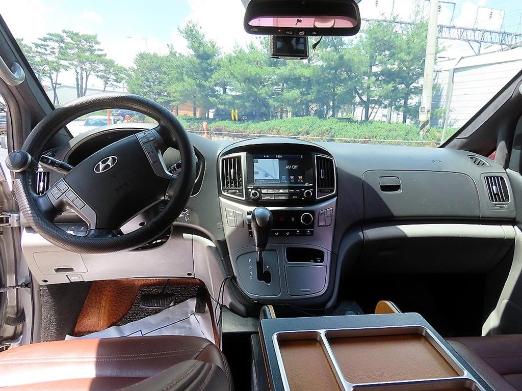 HYUNDAI Starex - Vista 7