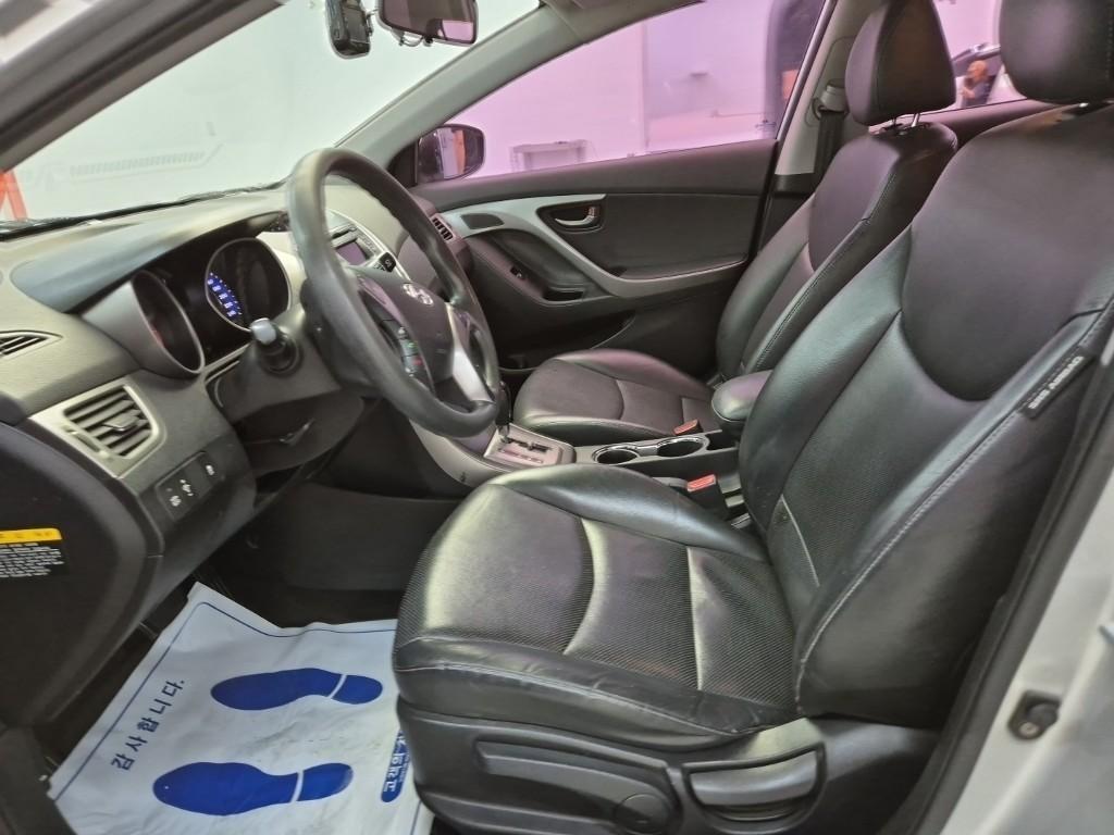 HYUNDAI Avante - Vista 9