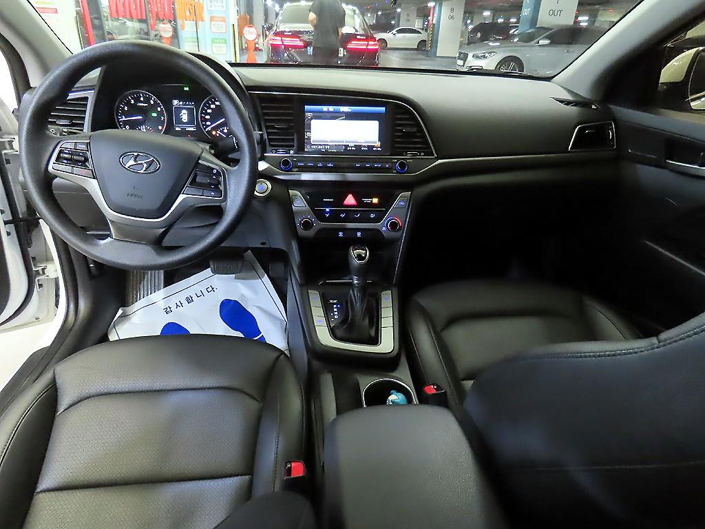 HYUNDAI Avante - Vista 10